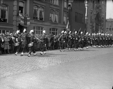 821002 Afbeelding van de parade van de studentenweerbaarheid op het Domplein te Utrecht, waarachijnlijk ter gelegenheid ...